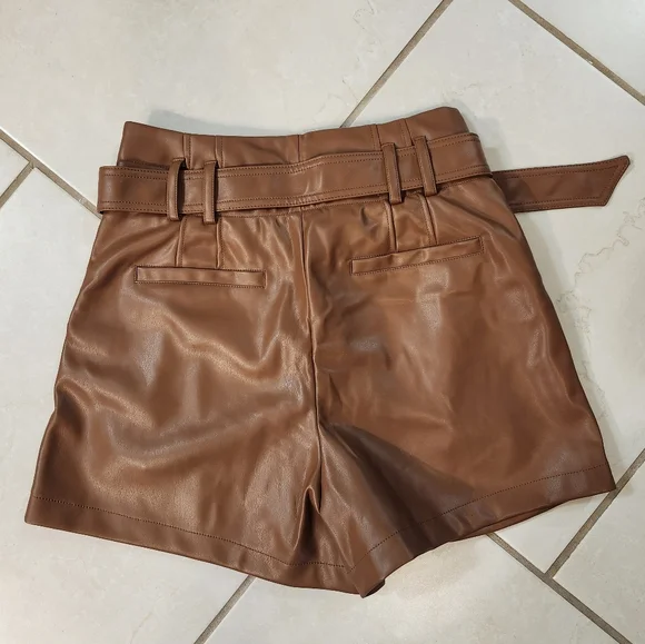 High-waisted pleather shorts - Picture 4 of 5